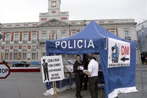 Consiguen poner una tienda de campaña en la Puerta del Sol