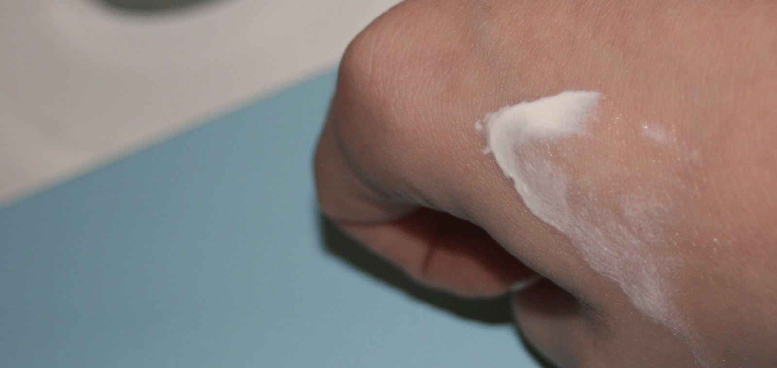 Estée Lauder DayWear 'cucumber moisturizer' Kbeauty Bee