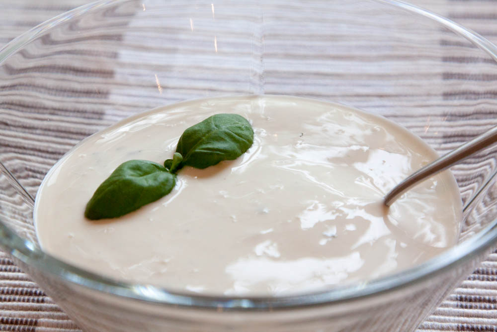 Lindas kokebok RØMMEDRESSING MED HVITØK OG BASILIKUM