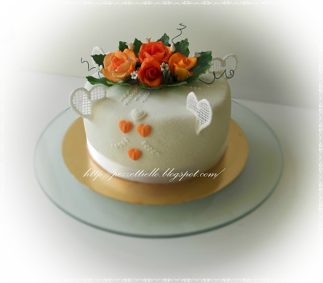 Torta con rose arancio e cuori