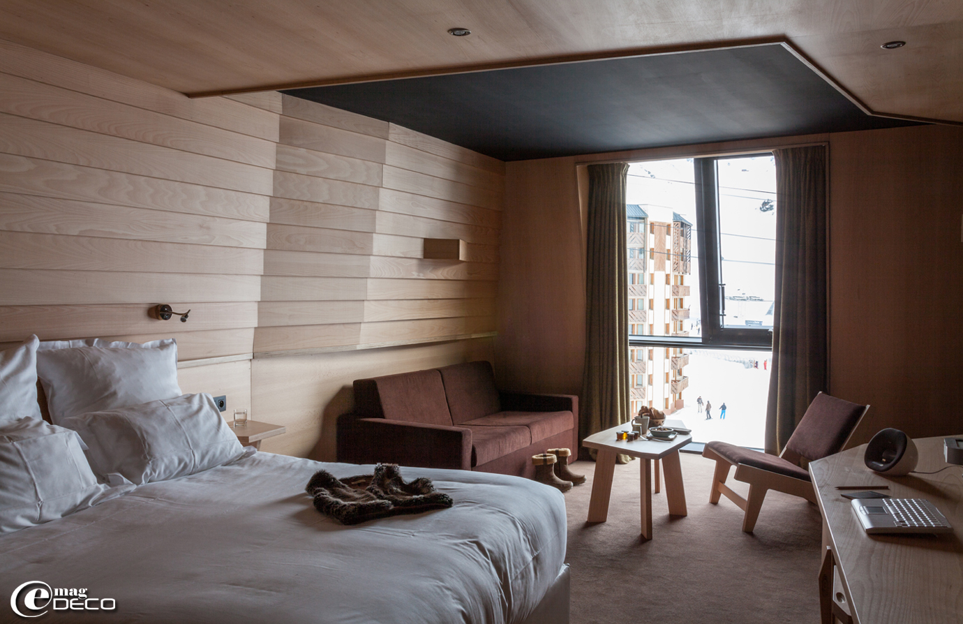 Une des nombreuses chambres de l'établissement hôtelier 'Altapura' à Val Thorens avec vue sur les pistes et la cime de Caron