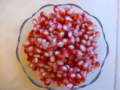 1 cup pomegranate seeds in grams