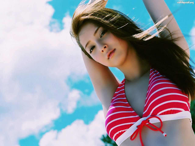 Nozomi Sasaki sexy in bikini