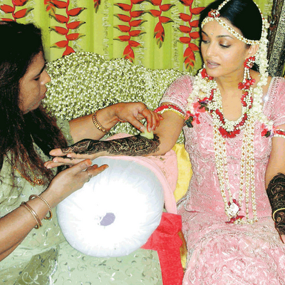 aishwarya rai wedding. Aishwarya Rai Wedding Mehndi