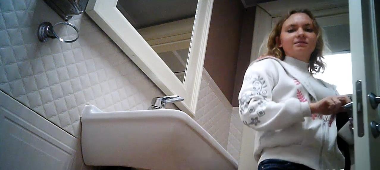 Скрытая камера в туалете засняла одну телку с голой жопой над унитазом