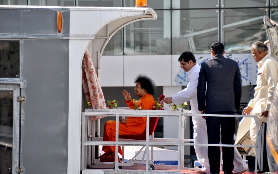 Swami moves from the aircraft into the vestibule-lift at the Pune airport