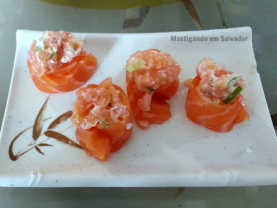 Kyuden Sushi: Enrolado de Salmão Kyuden Sushi: Enrolado de Salmão