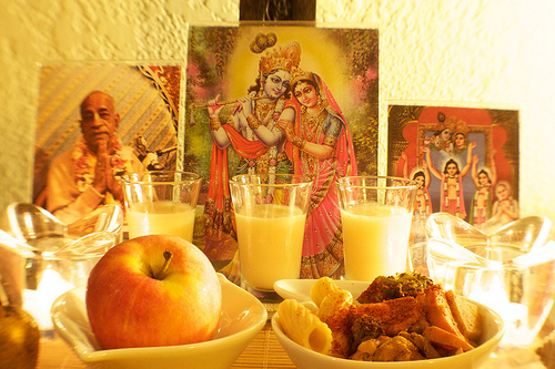 Comida para a alma: conheça o restaurante vegetariano do Templo Hare Krishna