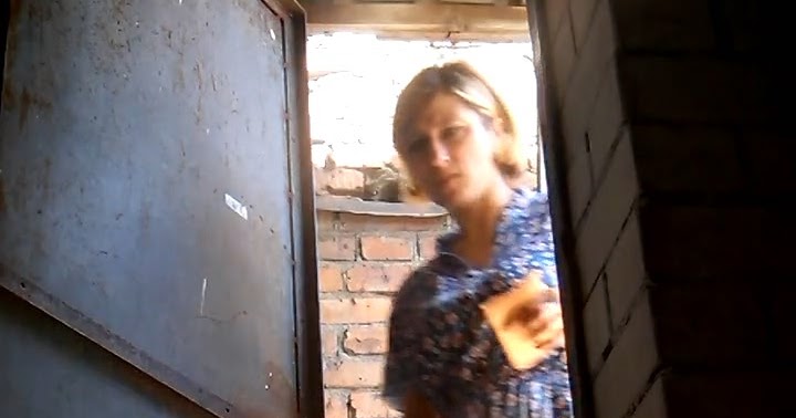 Скрытая съемка писающих девок в уличном туалете