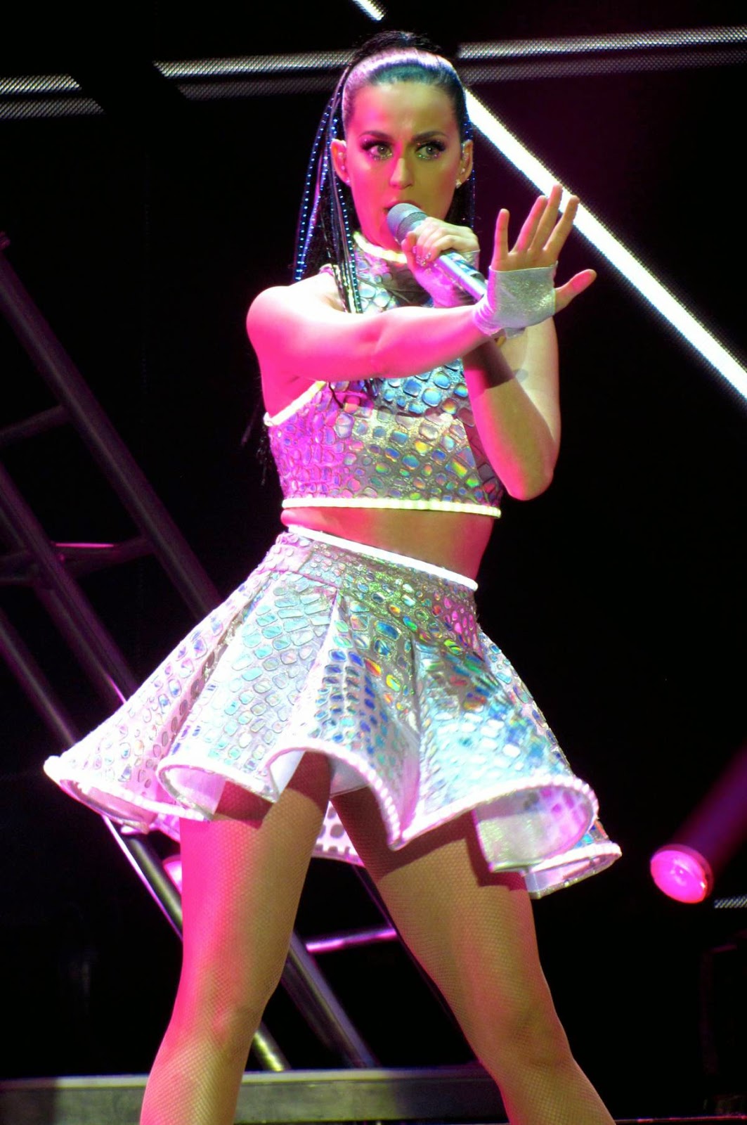 Katy Perry Upskirt During Performs Live in Belfast Hot Celebs(02)