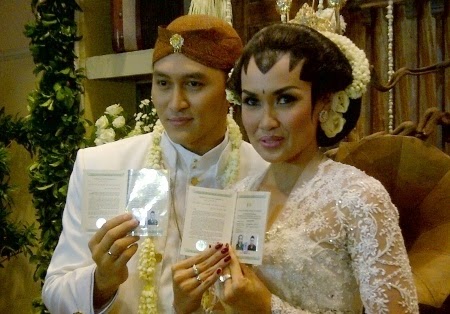 Foto Demian & Sara Wijayanto Menikah 2014 Baju Pengantin Artis 