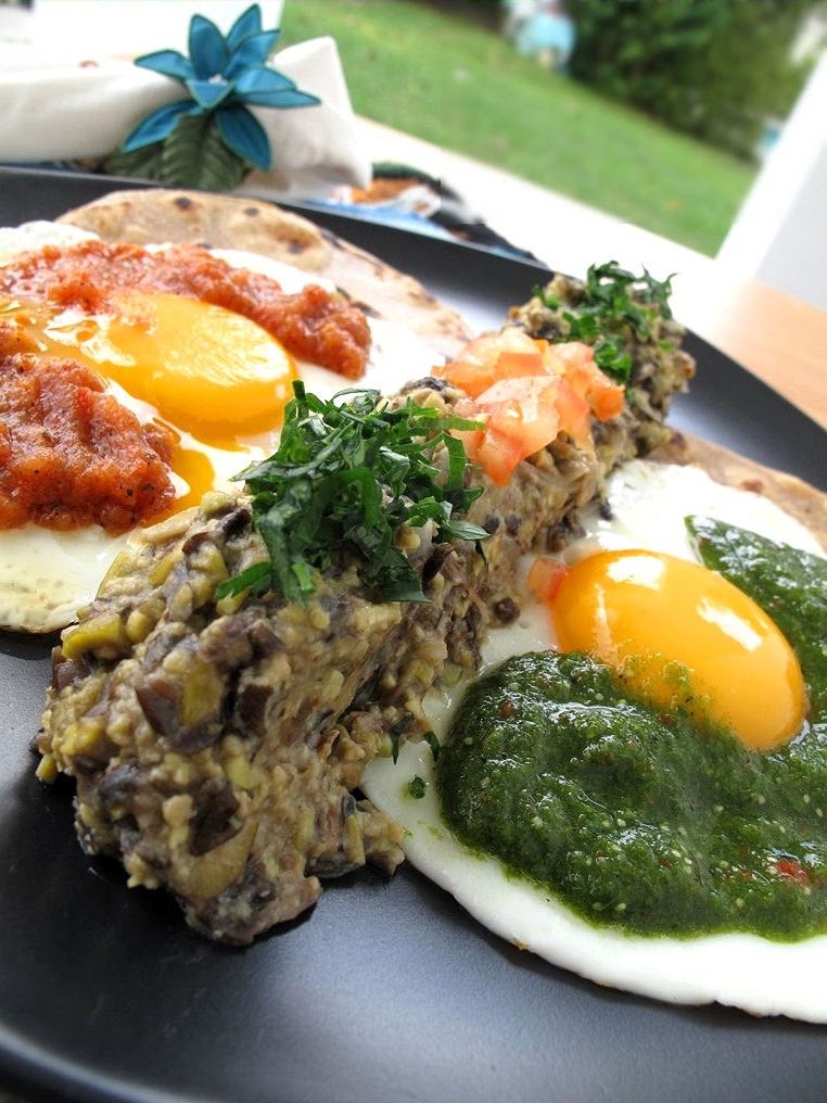 Foodiva's Kitchen Divorced Eggs (Huevos Divorciados) for a Mexican