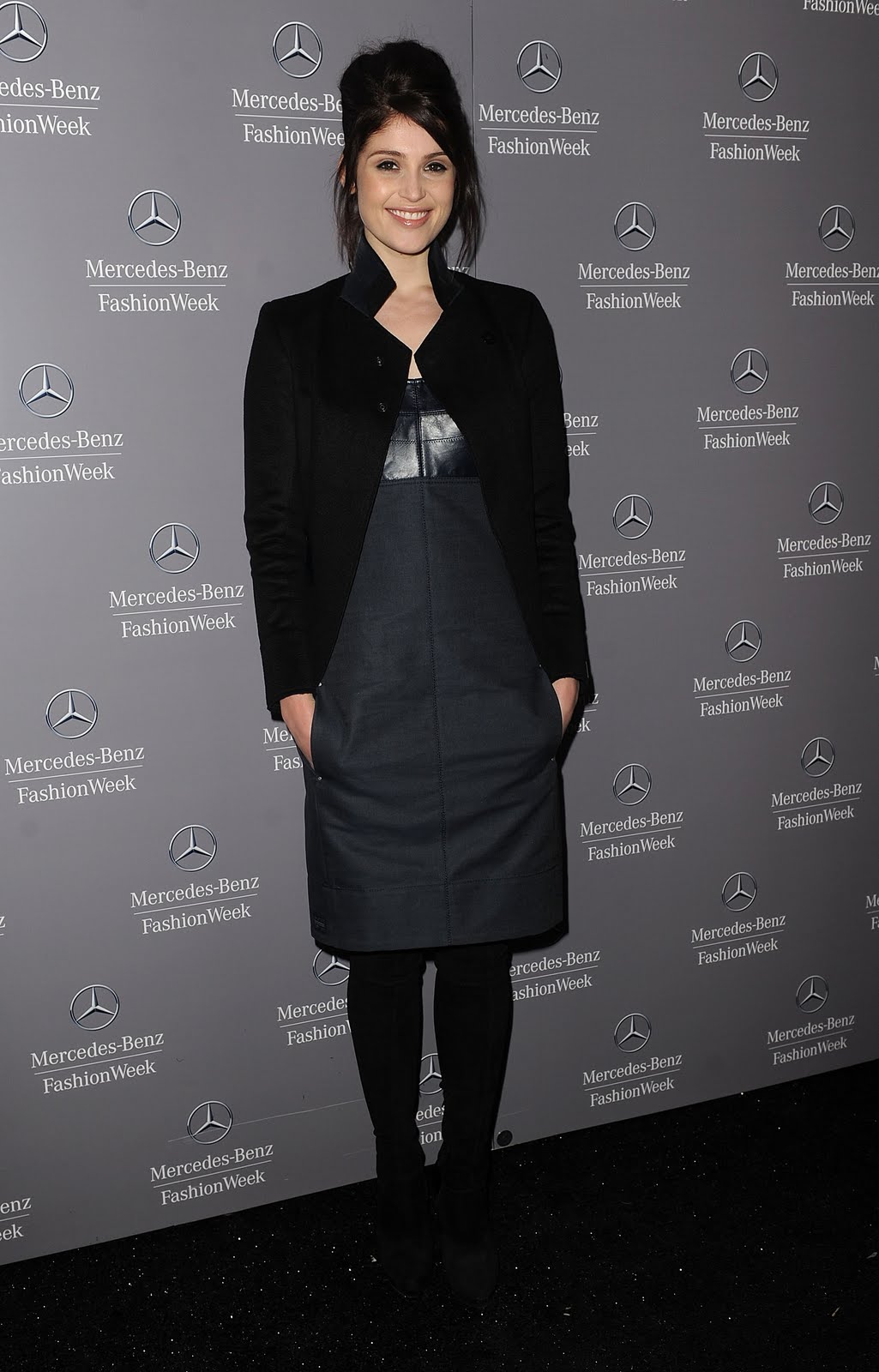 http://1.bp.blogspot.com/-EViQyds6sr0/TVvCOpRtzCI/AAAAAAAAFZQ/ptIwXPspErI/s1600/celebskin_gemma_arterton_backless_leather_minidress_knee_boots_7.jpg