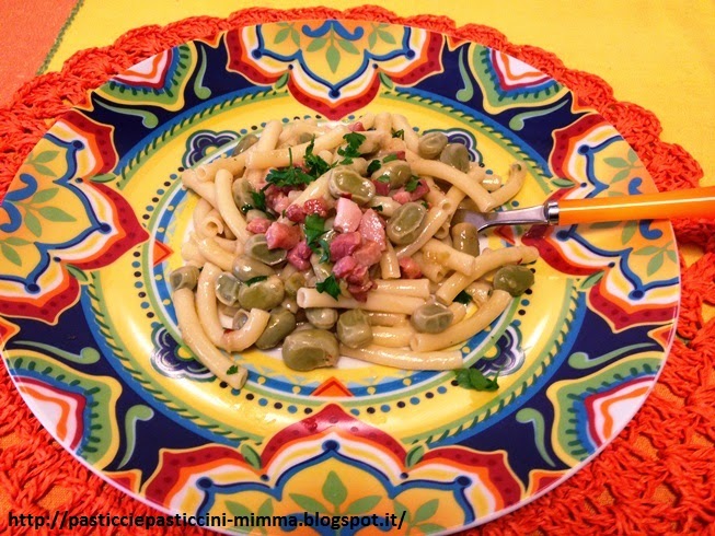 Pasta con favette e cubetti di pancetta affumicata