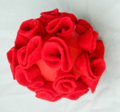 alt="Life on Lakeshore Drive DIY Valentine's Felt Roses Topiary using wiffle tutorial"