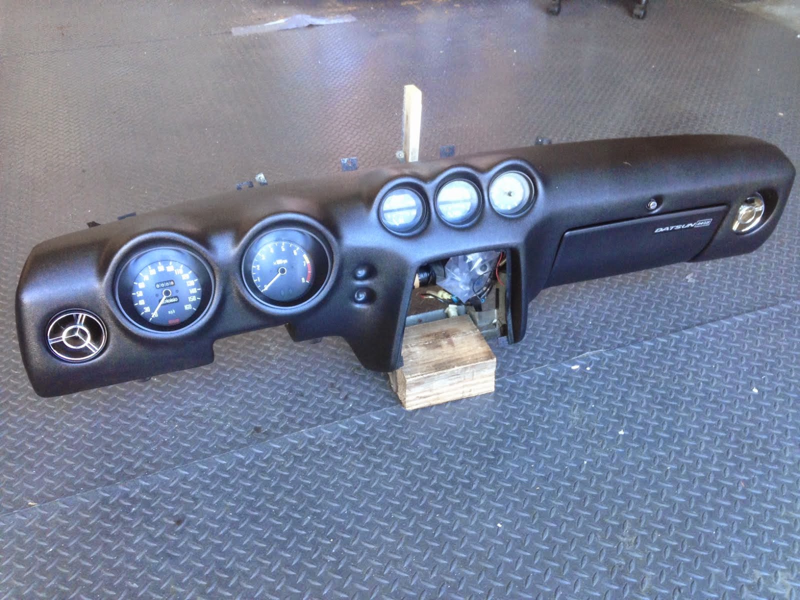 Just Dashes Production Center 1970 Datsun 240Z Dash Pad and Gauges