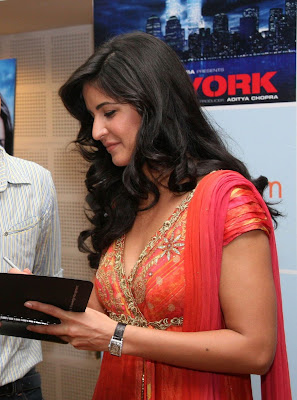 High Quality Bollywood Celebrity Pictures: Katrina Kaif Looks Gorgeous