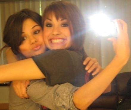 demi lovato and selena gomez gif. selena gomez y demi lovato.