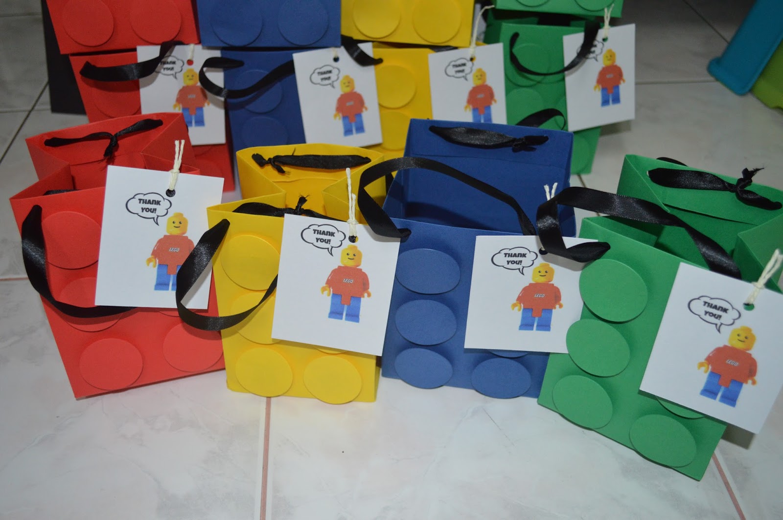 Crafty ♥ Inn * '♫ Custom Made Lego Paper Bag