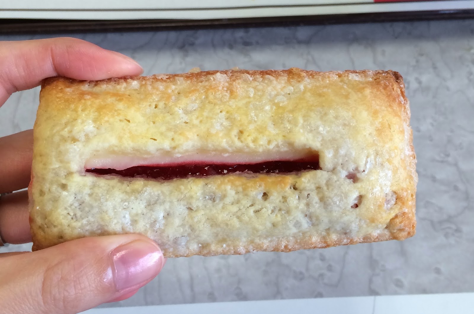 Strawberry & Crème Pie From McDonald's / マクドナルドのストロベリー&クリームパイ I'm