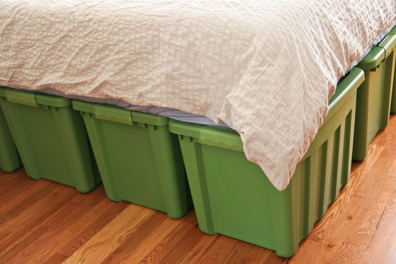 Ellies Wonder A Rubbermaid Bed Frame!