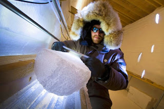 Bo Vinther, membro da equipe, prepara um 'ice core' para inspeção visual. Foto de Christian Morel