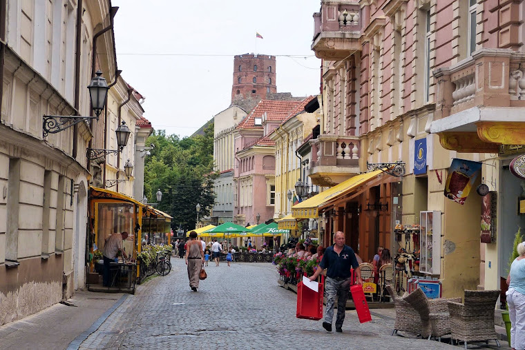 Calle peatonal de Vilnius con la Torre Gediminas al fondo.