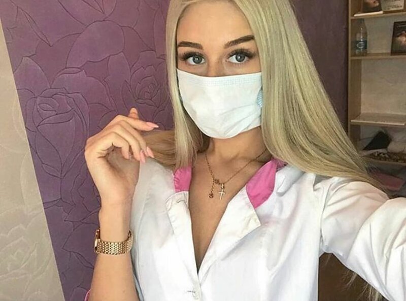 Блондинка раздевается перед медсестрой