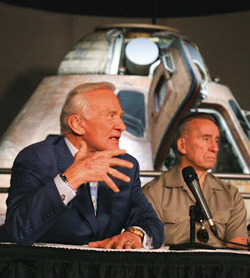Buzz Aldrin, esquerda, e Walt Cunningham,  astronautas das missões Apollo 11 e 7, em Cape Canaveral,  Florida, desaprovam facciocismo alarmista na NASA