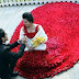9.999 bunga mawar dipakai untuk gaun melamar