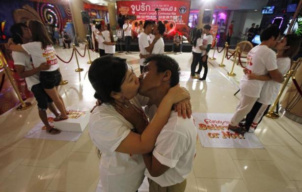 PHOTO OF THE DAY - Thai Couple Break Guinness World Record For Longest