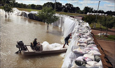 Mississippi Homeowners Build Their Own Dams to Escape the Floods Seen On www.coolpicturegallery.us