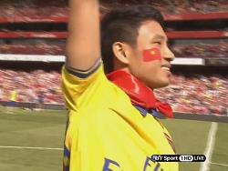 217100 vu xuan tien  fans nekat vietnam di stadion emirates 250 188 Fans Nekat asal Arsenal ini BIKIN HEBOH Markas Arsenal