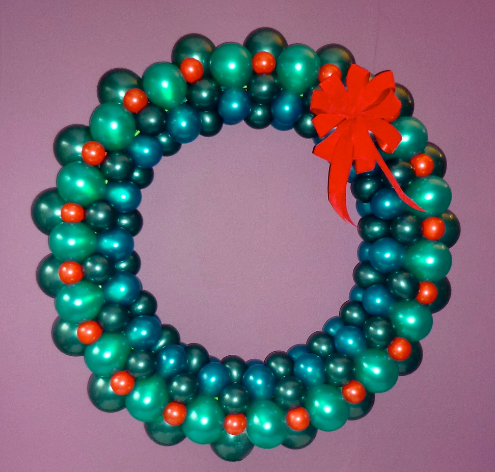 The Very Best Balloon Blog How to make a Christmas Wreath