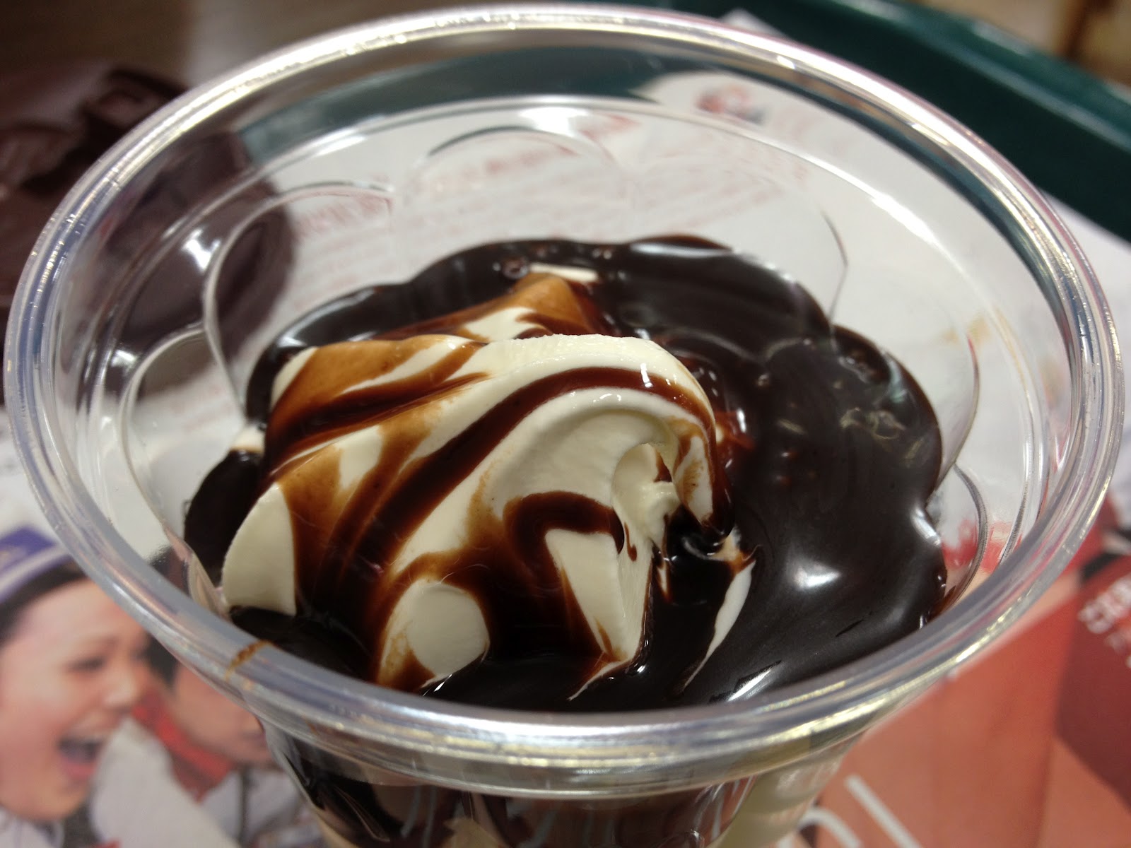 こっちむき サンデー チョコレート マクドナルド