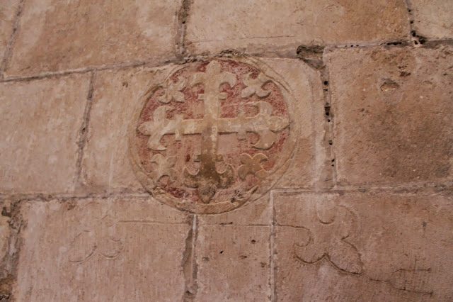Cruz florenciada nas pedras do convento Alcobaça
