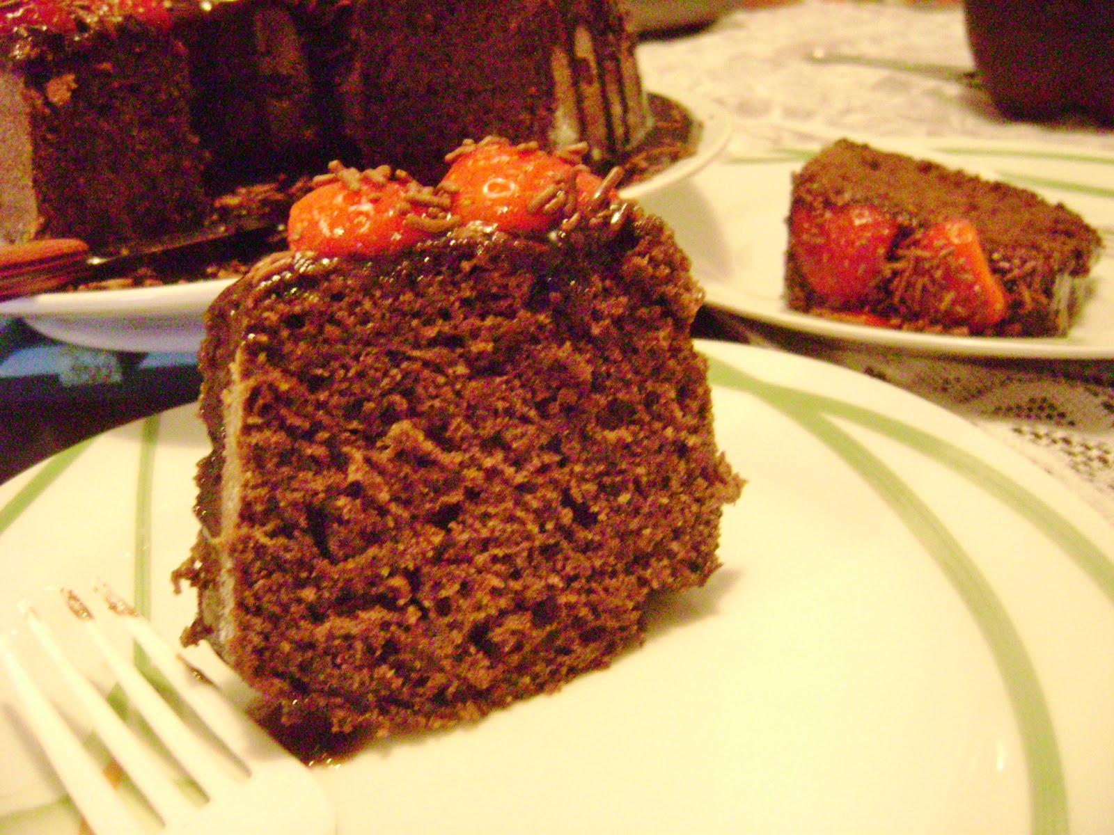 Bolo de chocolate, pastéis e hamburguer