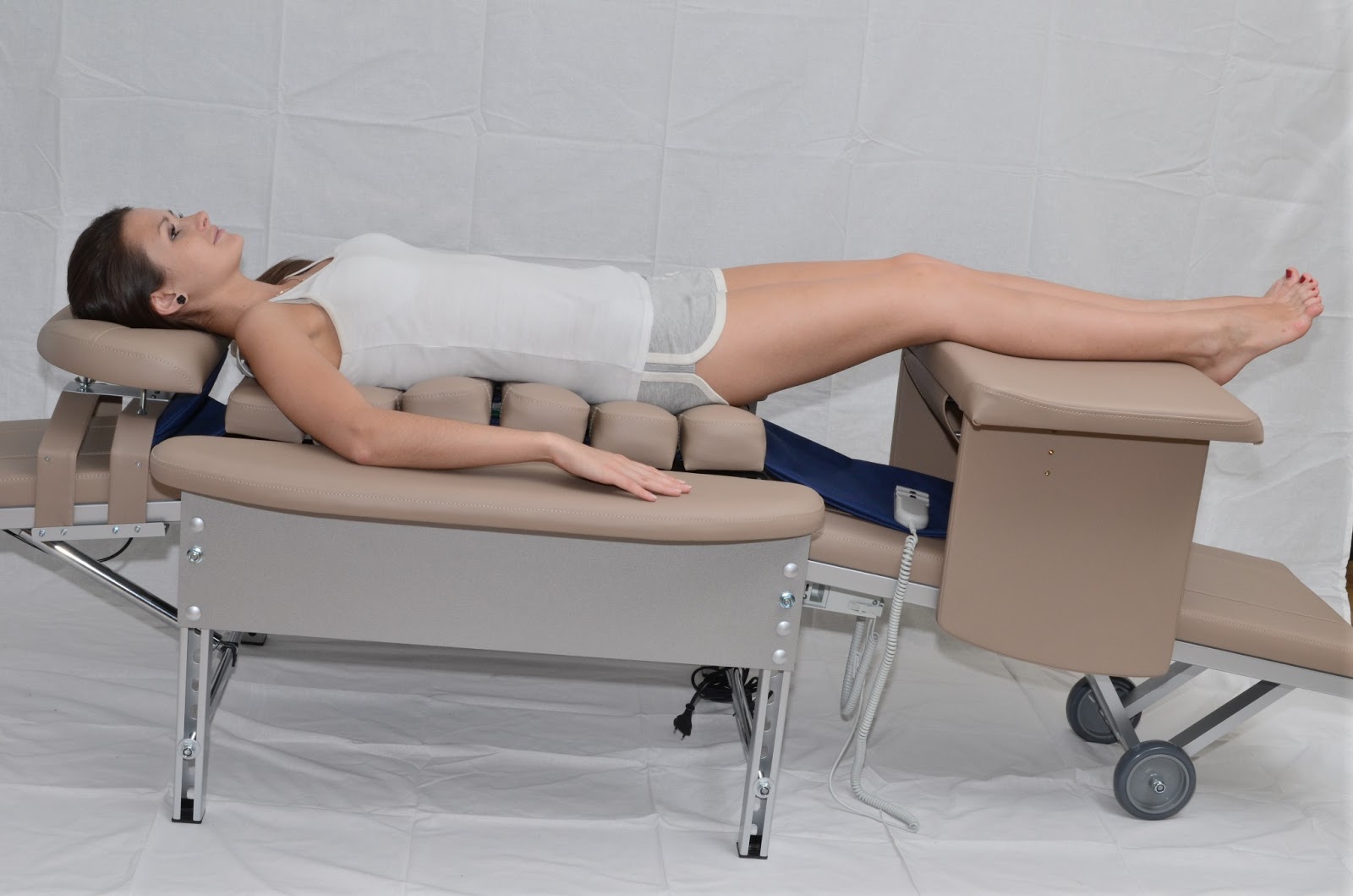 Грудастая латинская клиентка в чулках раздвинула ноги для массажиста на кушетке онлайн