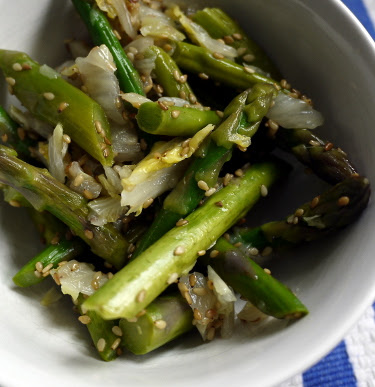 Asparagus and cabbage with sesame seeds and sesame oil