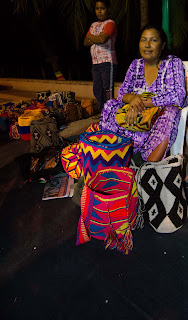 Vendedora de mochilas wayuu, en Riohacha. Ruta del vallenato.