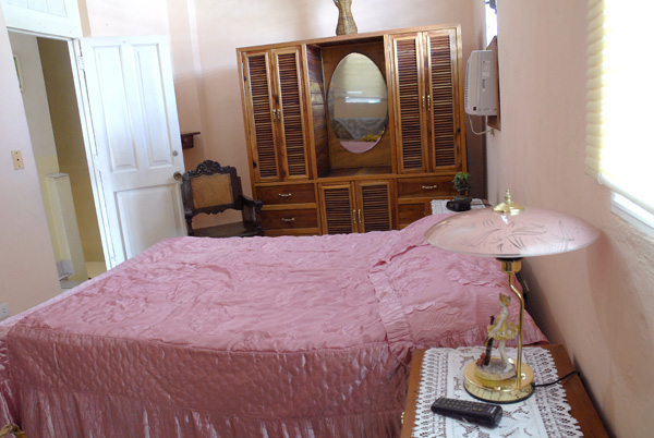 Se alquilan 3 habitaciones cada una con su baño, en casa familiar de estilo colonial bien conservada.