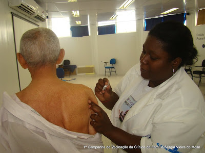 A Enfermeira Luciana aplica a vacina em um de nossos pacientes.