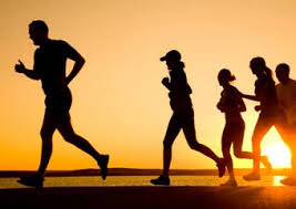 Como evitar as lesões mais comuns em atletas, corredores, esportistas e quem faz caminhadas. Quais são os tipos de lesões musculares? Existem duas classificações para as lesões musculares: traumáticas e atraumáticas. Uma simples cãibra e uma dor muscular tardia são consideradas atraumáticas. Já o estiramento, a contusão e a laceração são as traumáticas e as que merecem mais atenção