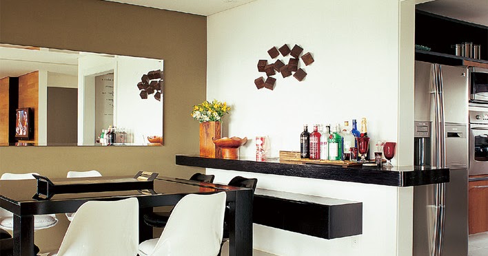 Un comedor con un gran espejo