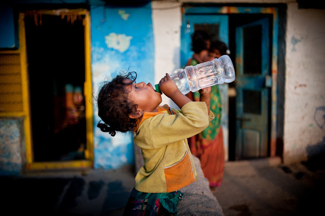dziecko pijące wodę Indie Hampi