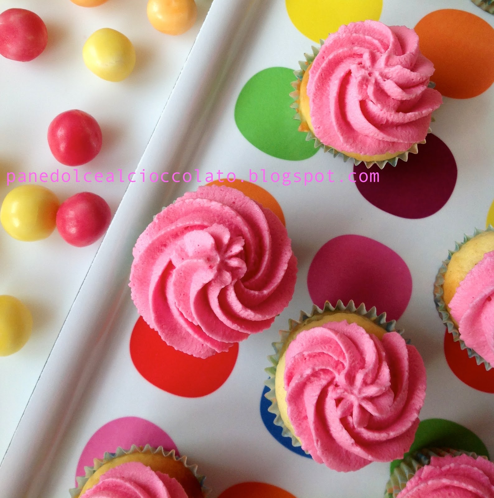 VANILLA CUPCAKE CON FROSTING ALLO YOGURT PANEDOLCEALCIOCCOLATO