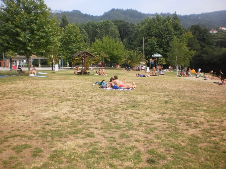 Vista para a área relvada da Praia Fluvial de Burgães