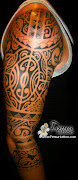 Tatouage Polynésien de Tiki sur le mollet par tahiti tattoo à Sanary