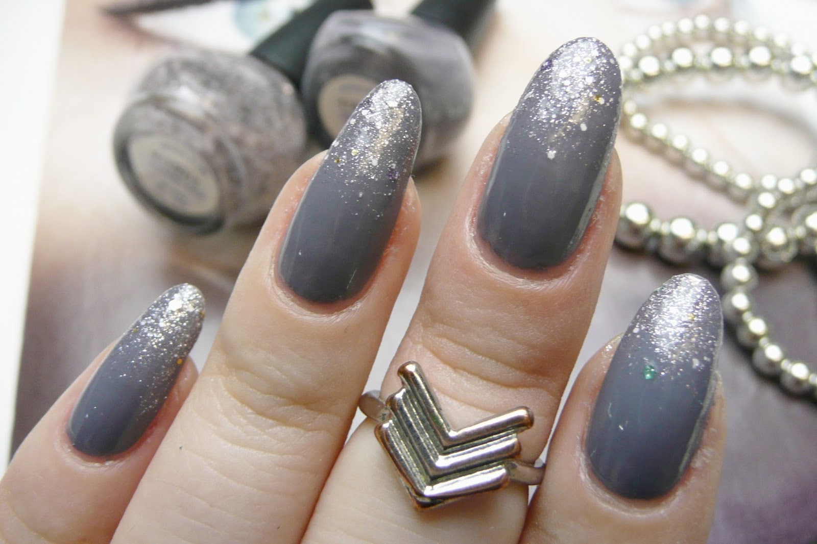 mani nail design grey