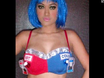 Foto Jupe Julia Perez dengan Bra Dispenser 'Hot N Cold' di Konser Katy Perry